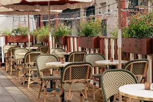 2 か所のレストラン、朝食、ランチ、ブランチに営業 (ベジタリアン料理)