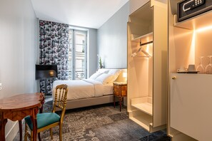 أغطية فراش متميزة وأسرّة بطبقة علوية مريحة وميني بار وخزنة داخل الغرفة