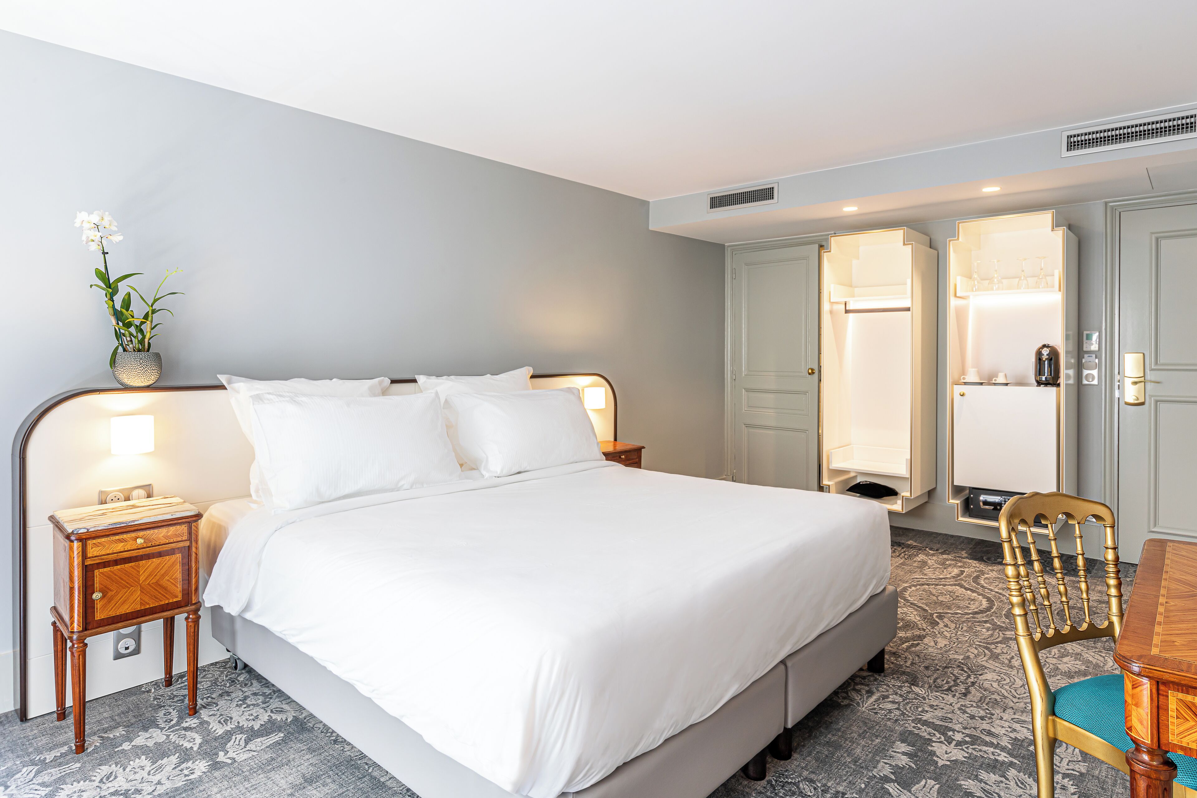 cosy afterworks | premium bedding, pillow-top beds, minibar, in-room safe