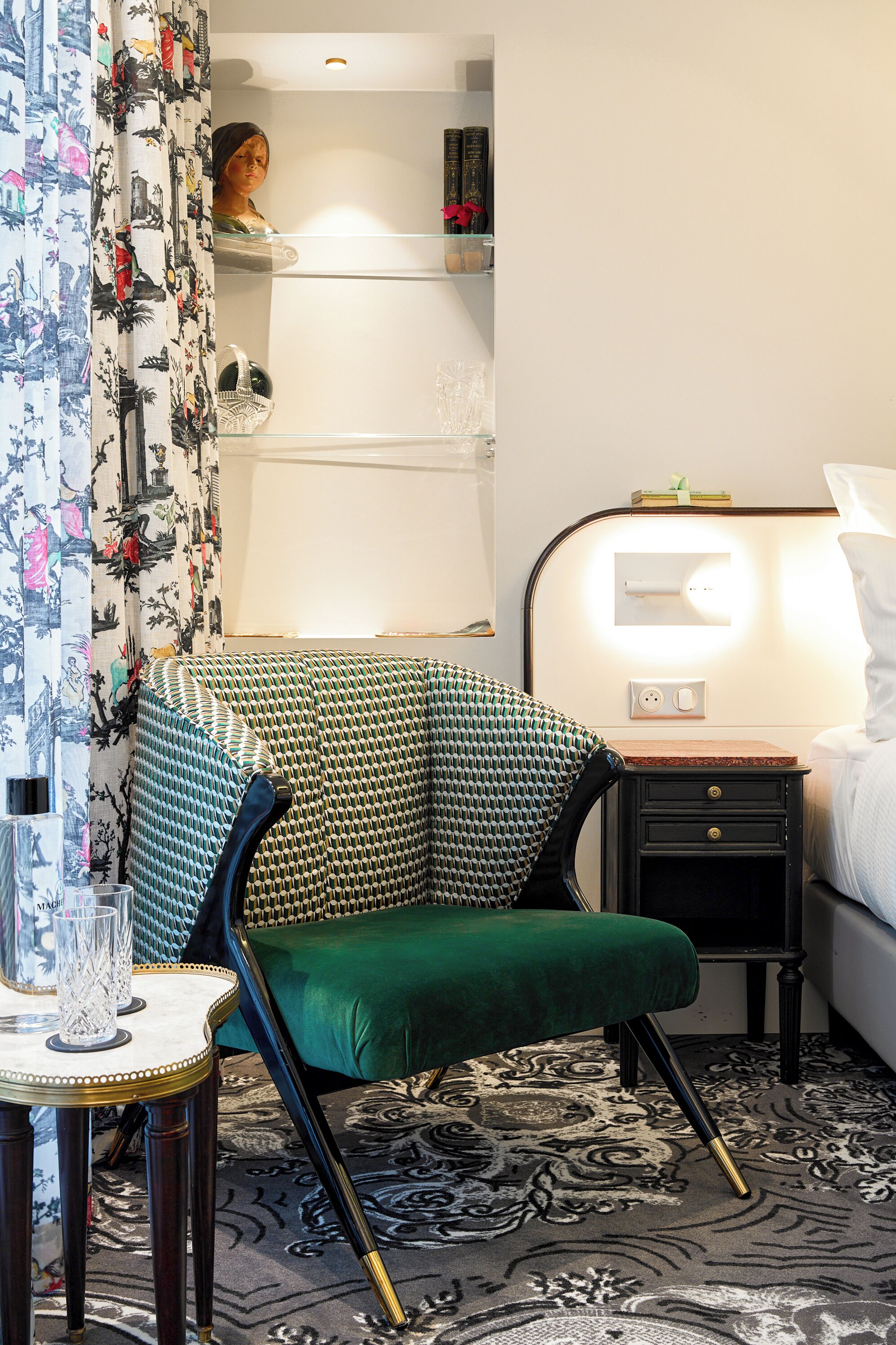 superior afterworks | living area | flat-screen tv