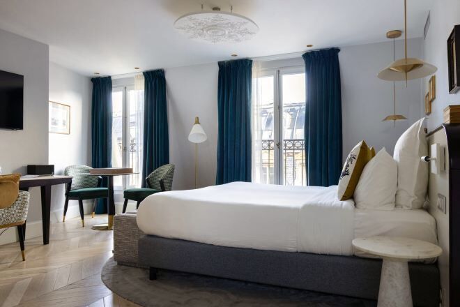 Biancheria da letto di alta qualità, materassi a doppio strato, minibar