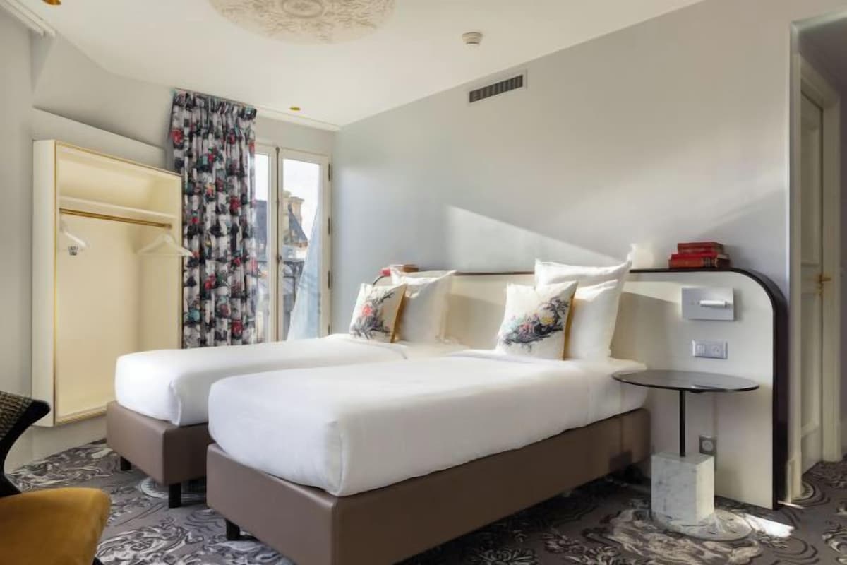 Luxe beddengoed, pillowtop-bedden, een minibar, een kluis op de kamer