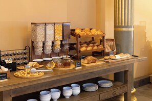 朝食 (ビュッフェ)、毎日提供 (有料)