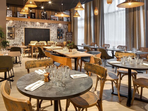 Lunch and dinner served, French cuisine