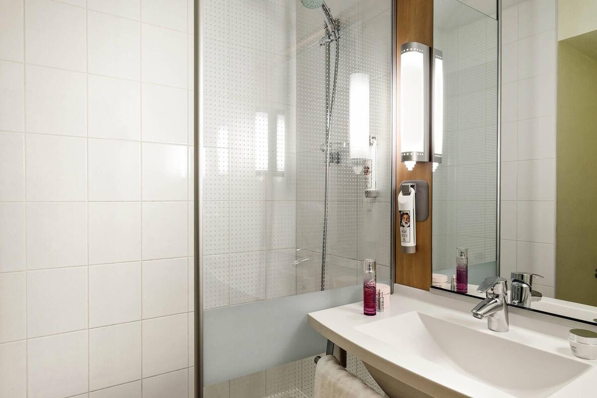 desk, laptop workspace, soundproofing, free cots/infant beds