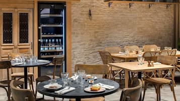 Déjeuner et dîner servis sur place