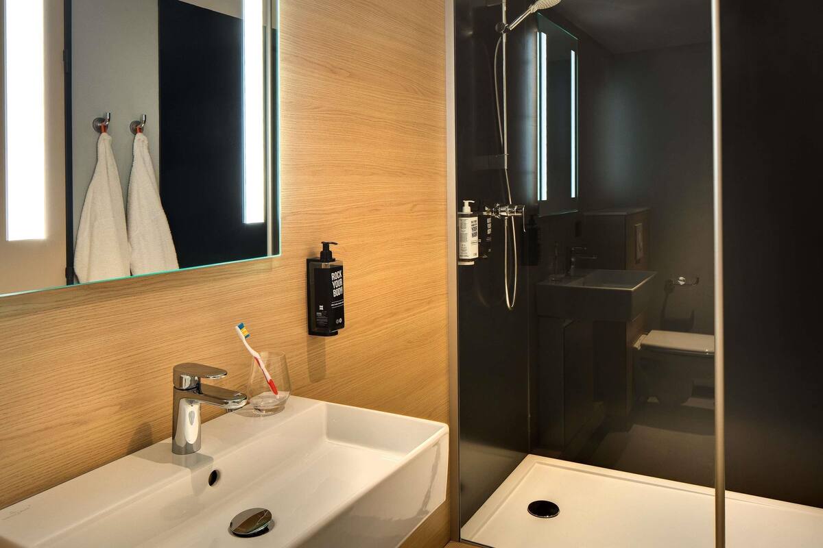 desk, laptop workspace, soundproofing, free cots/infant beds