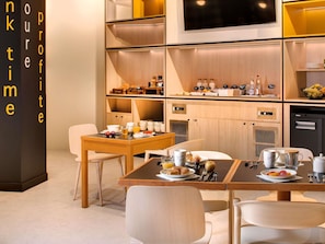 Petit déjeuner buffet (12 EUR par personne)