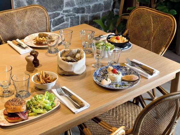 Lunch and dinner served, French cuisine