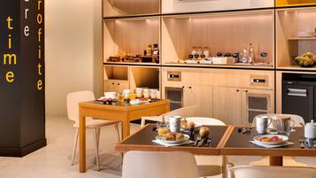 Desayuno buffet diario (EUR 12 por persona)