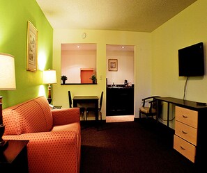 Suite supérieure, 1 très grand lit, non-fumeur (Two Doubles Beds and One Sofa Bed) | Aire de séjour | Téléviseur