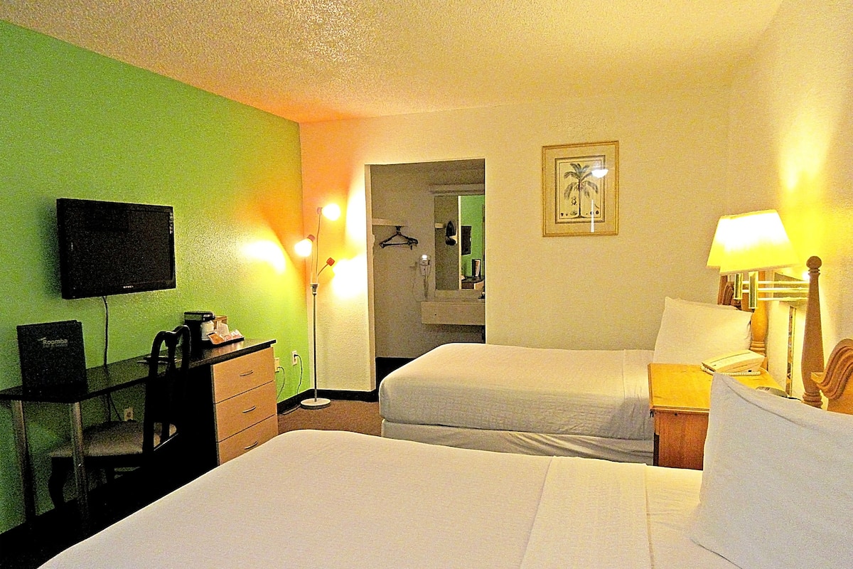 Deluxe Suite, 1 Bedroom, Kitchenette (Sleeps 6) | Desk, rollaway beds