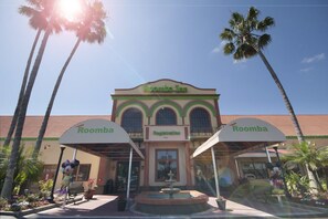 Property entrance - Roomba Inn & Suites (Kissimmee)