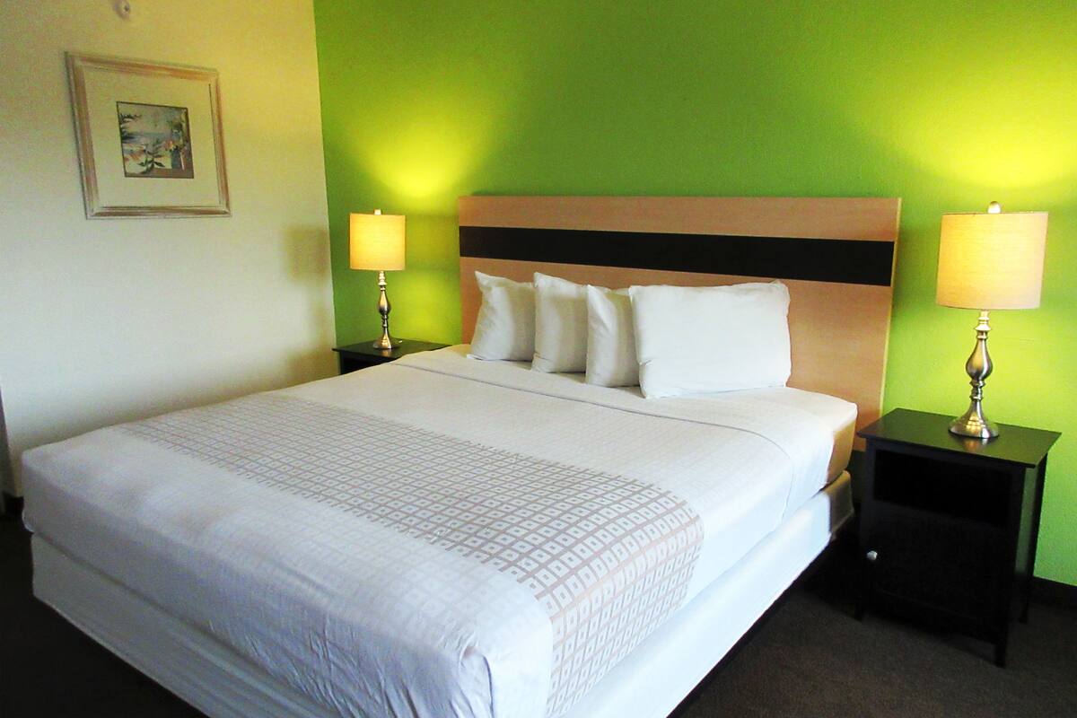 Deluxe Room, 1 King Bed, Non Smoking