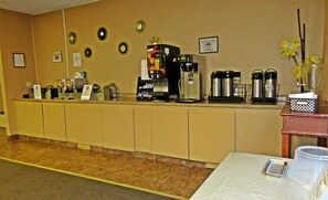 Breakfast area - Roomba Inn & Suites (Kissimmee)