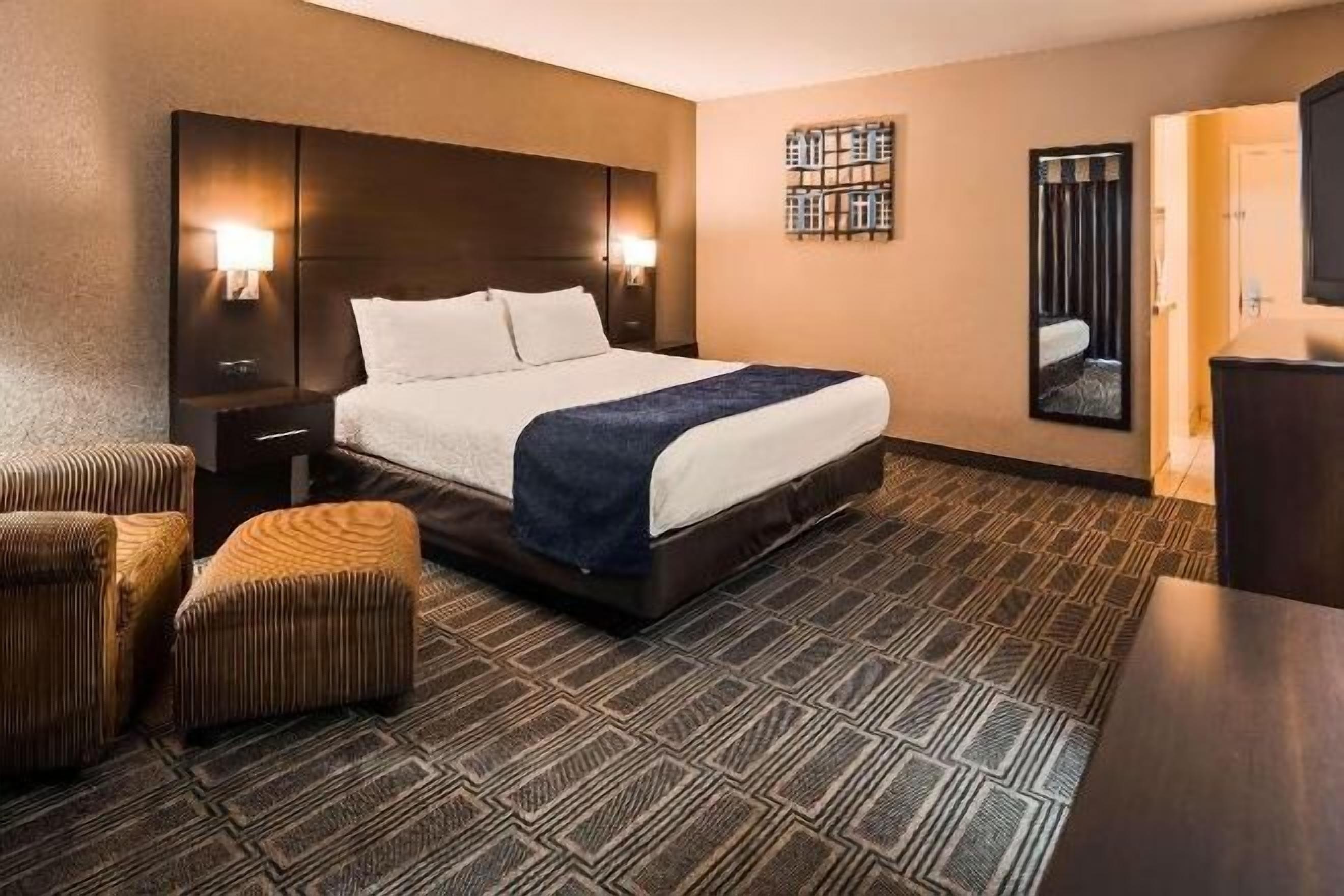 책상, 노트북 작업 공간, 암막 커튼, 다리미/다리미판