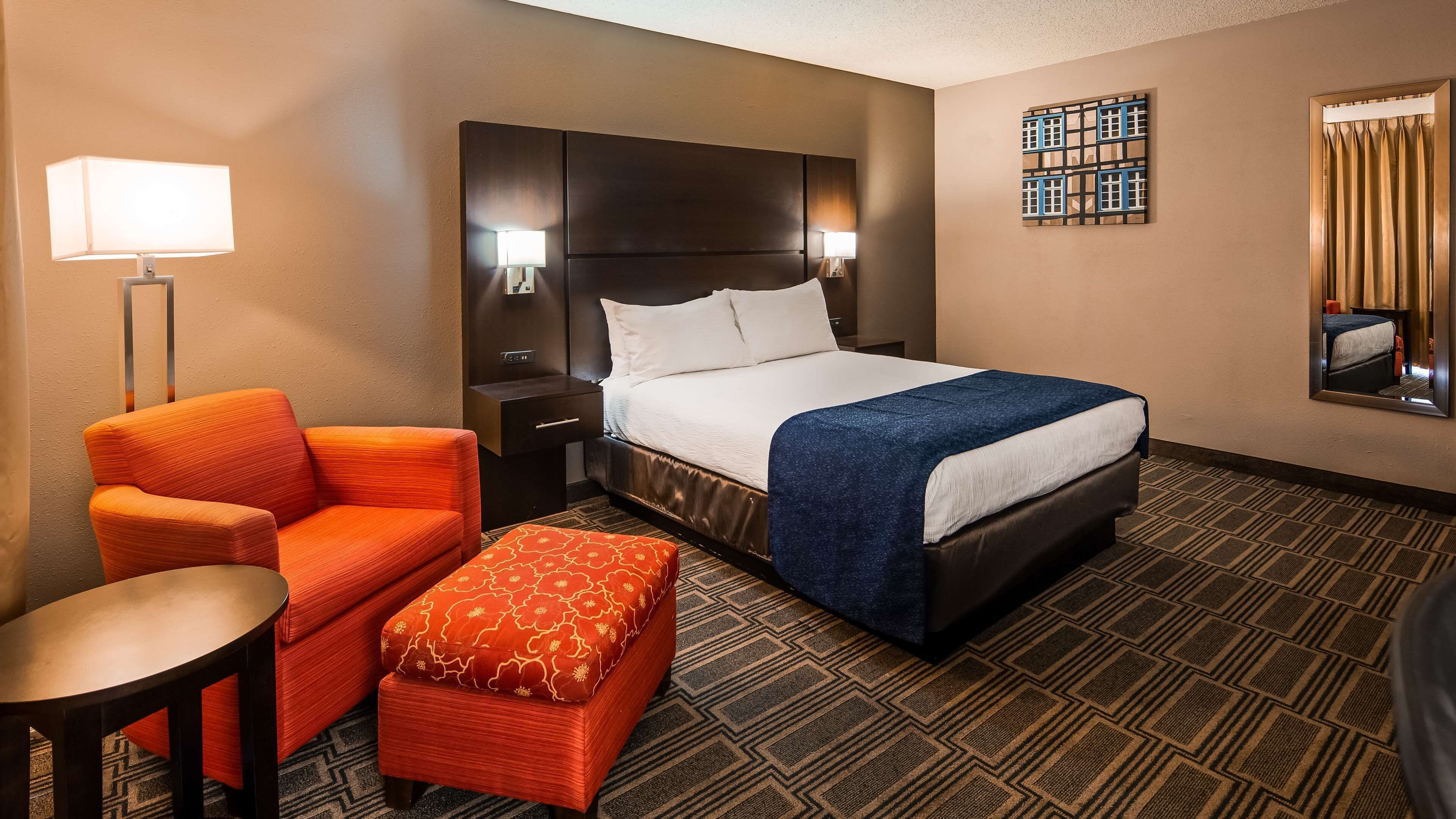 Työpöytä, kannettavalle tietokoneelle sopiva työtila, pimennysverhot