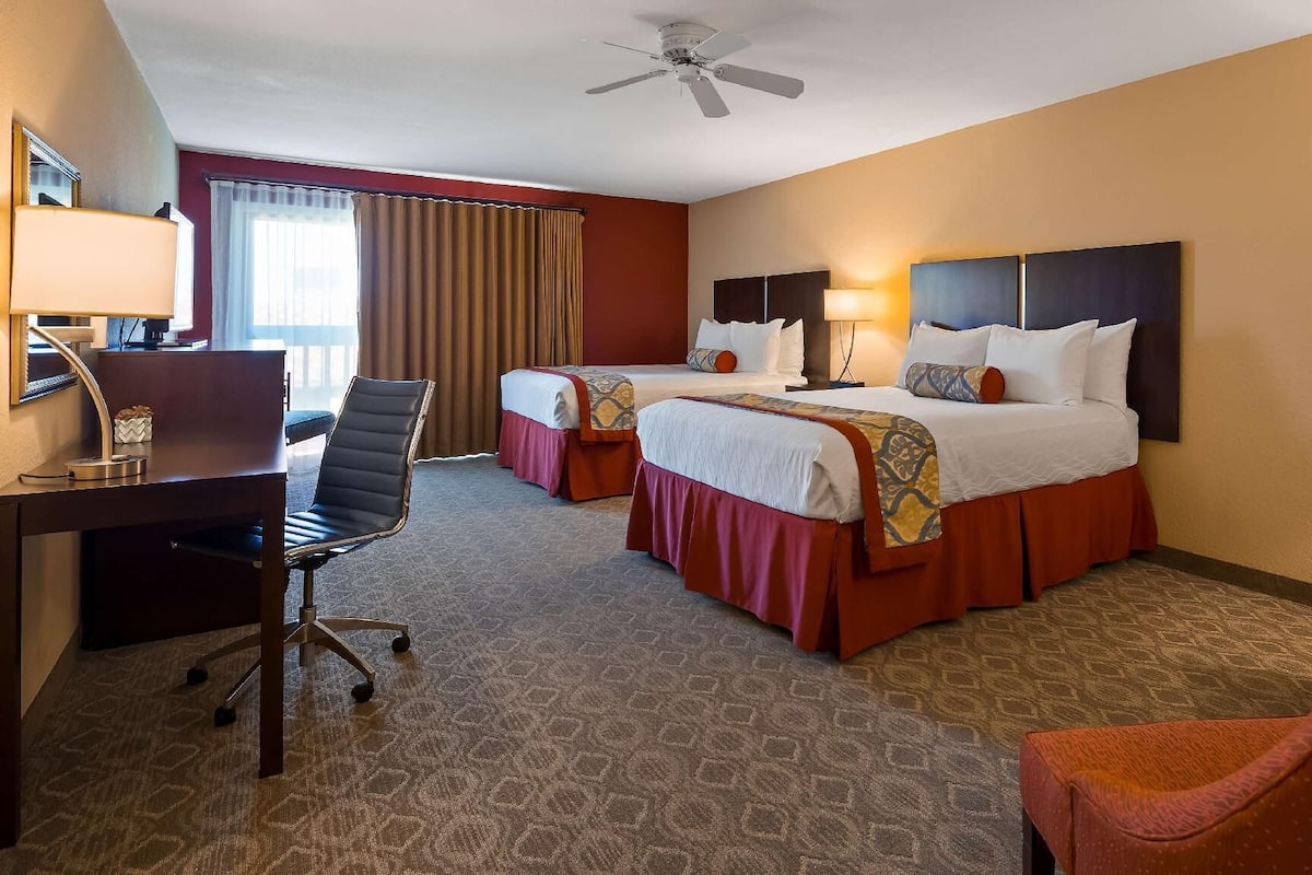 Cofres nos quartos, escrivaninha, ferros/tábuas de passar roupa