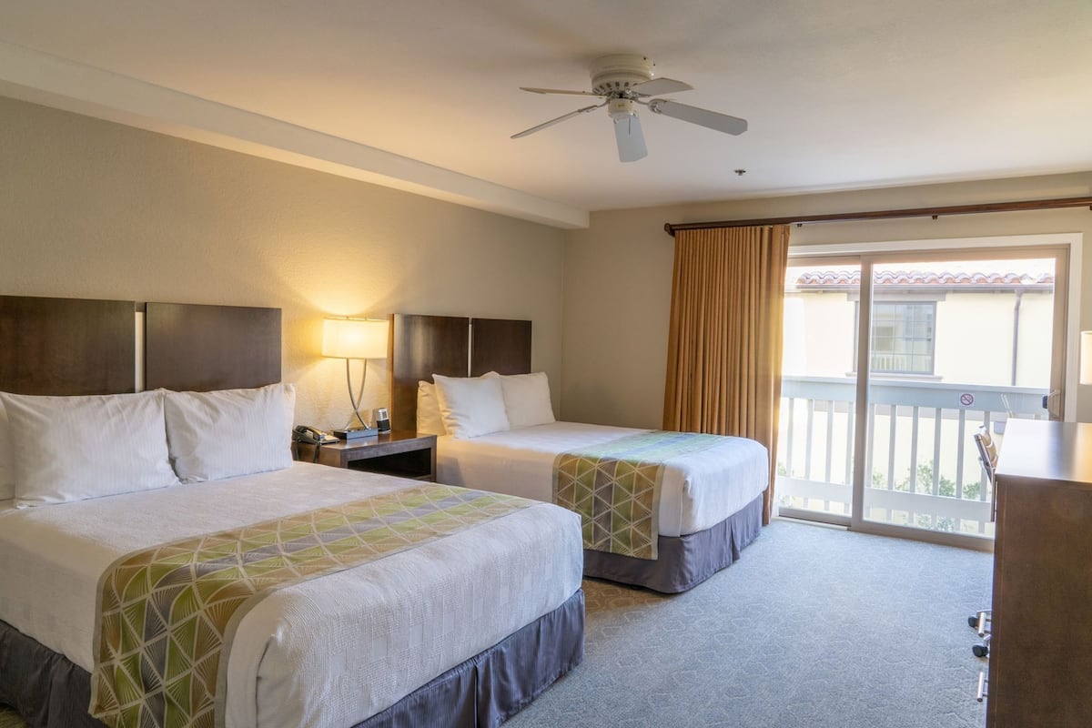 Cofres nos quartos, escrivaninha, ferros/tábuas de passar roupa