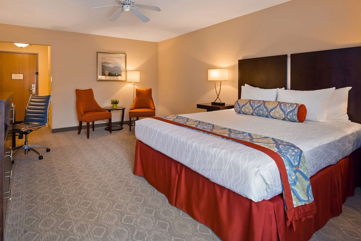 Cofres nos quartos, escrivaninha, ferros/tábuas de passar roupa