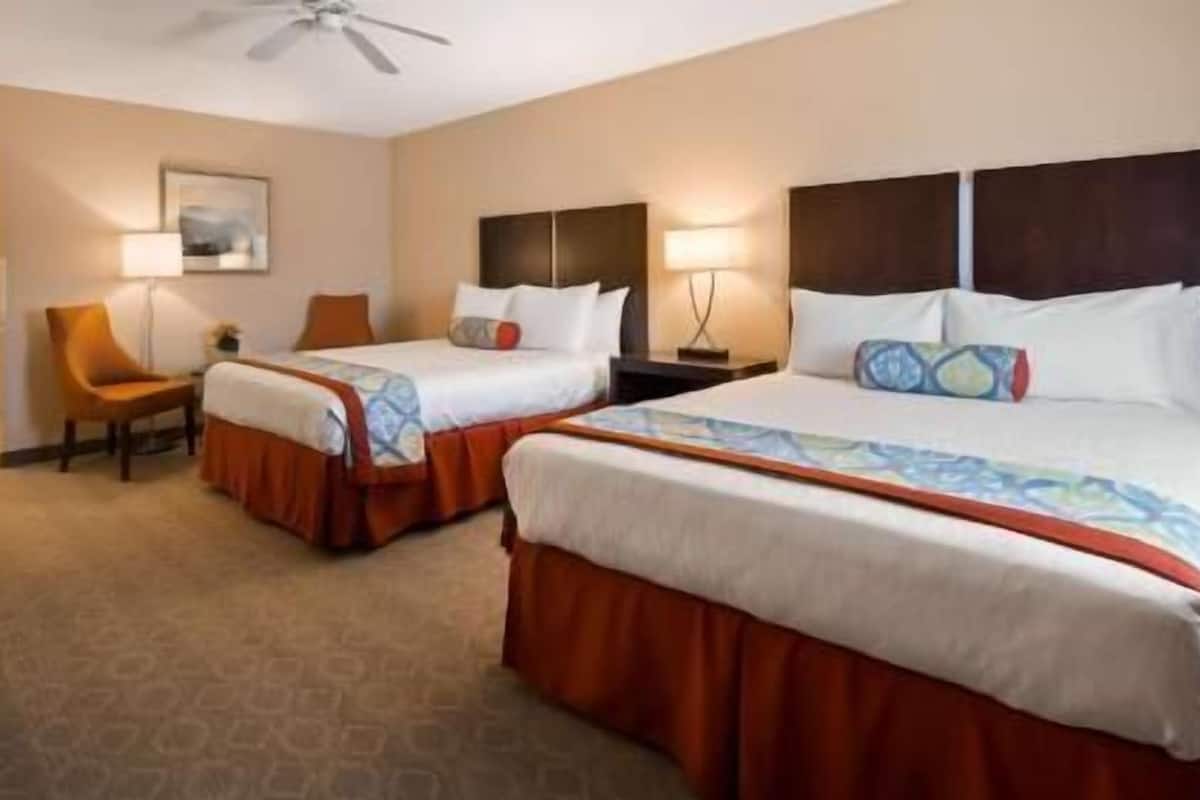 خزنة داخل الغرفة ومكتب ومكواة/لوح كي وأسرّة أطفال/رضّع (مجانًا)