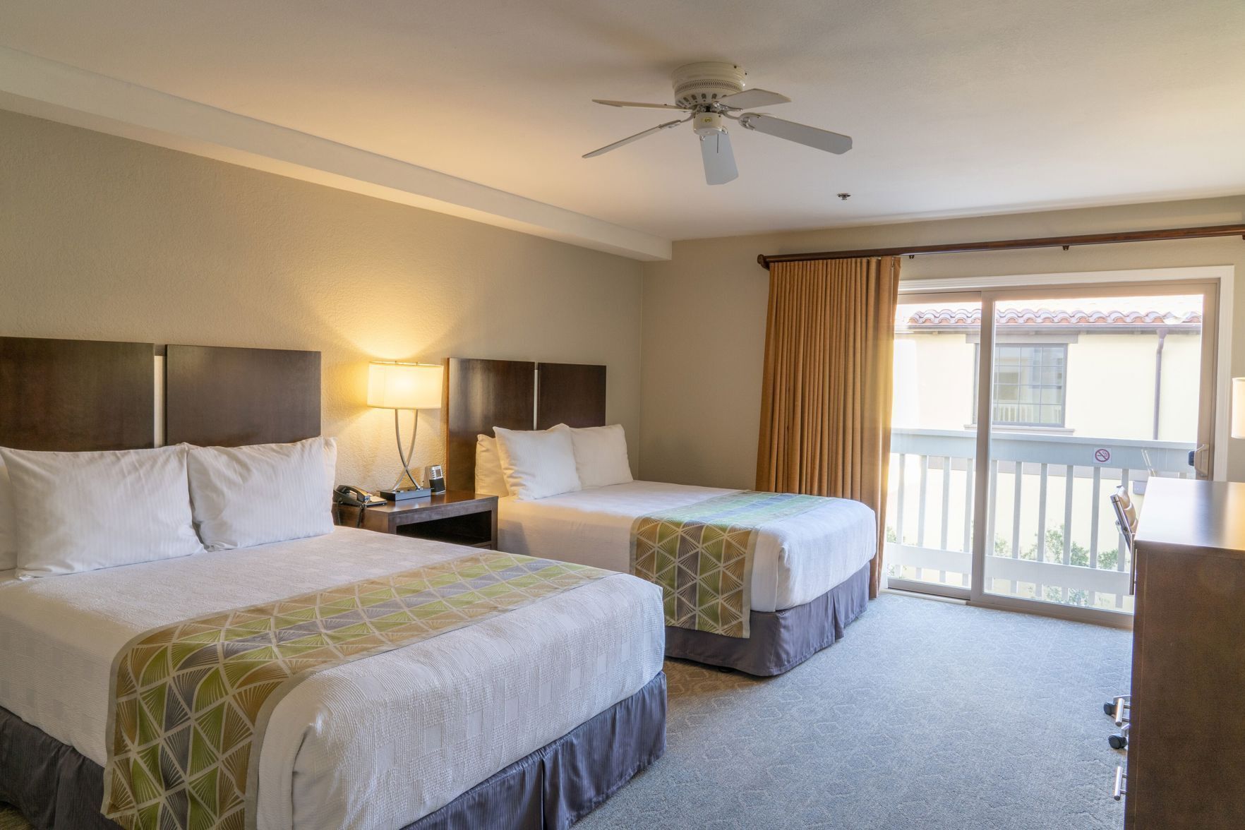 خزنة داخل الغرفة ومكتب ومكواة/لوح كي وأسرّة أطفال/رضّع (مجانًا)