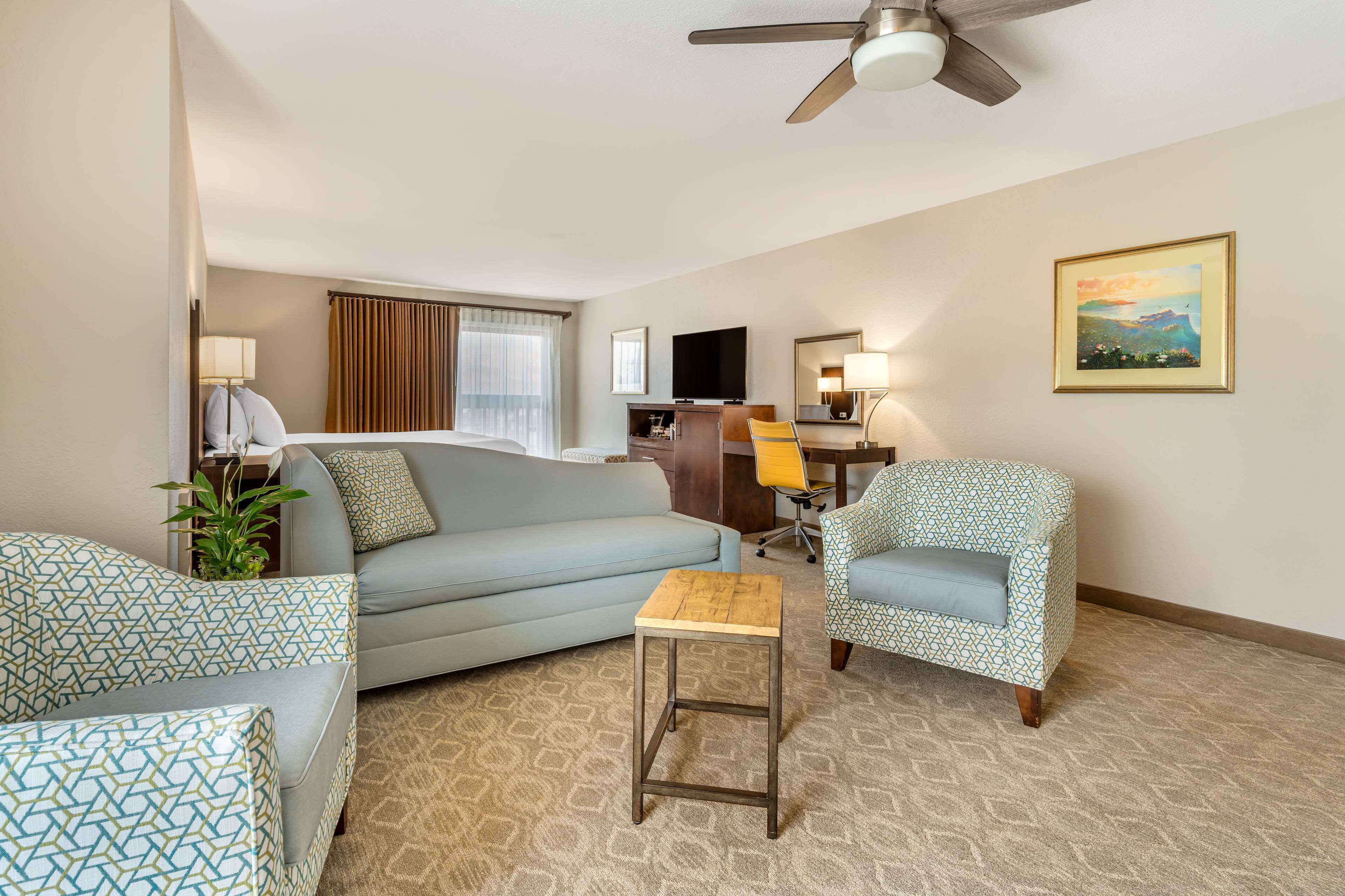 standard room, 1 king bed, non smoking, balcony | in-room safe, desk, iron/ironing board, free cots/infant beds