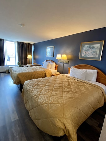 Escritorio, tabla de planchar con plancha, wifi gratis y ropa de cama . Motel 6 Marianna, FL