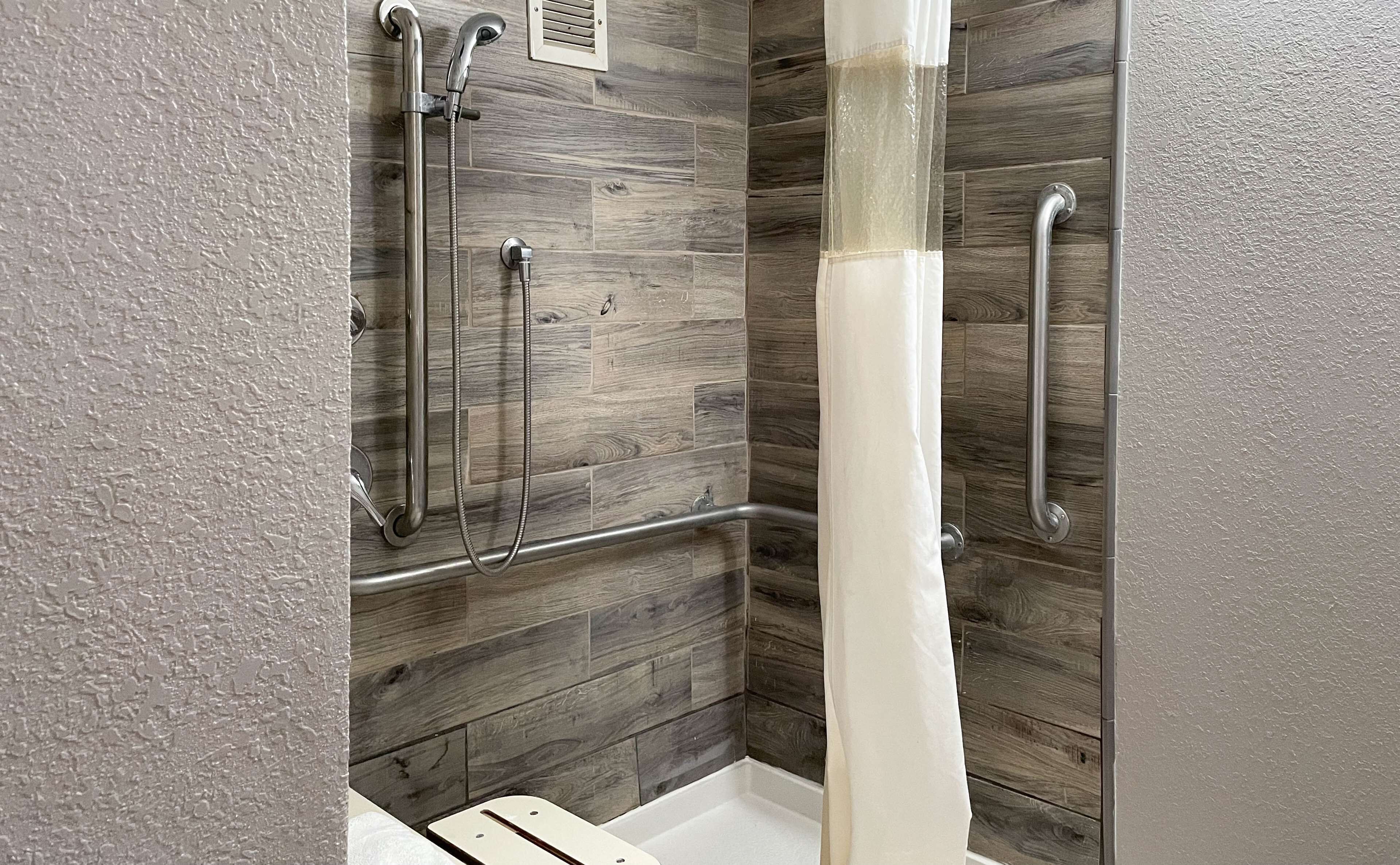 Salle de bain accessible aux personnes à mobilité réduite