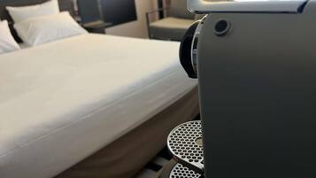 Una habitación de hotel con una cama, un escritorio y una silla.