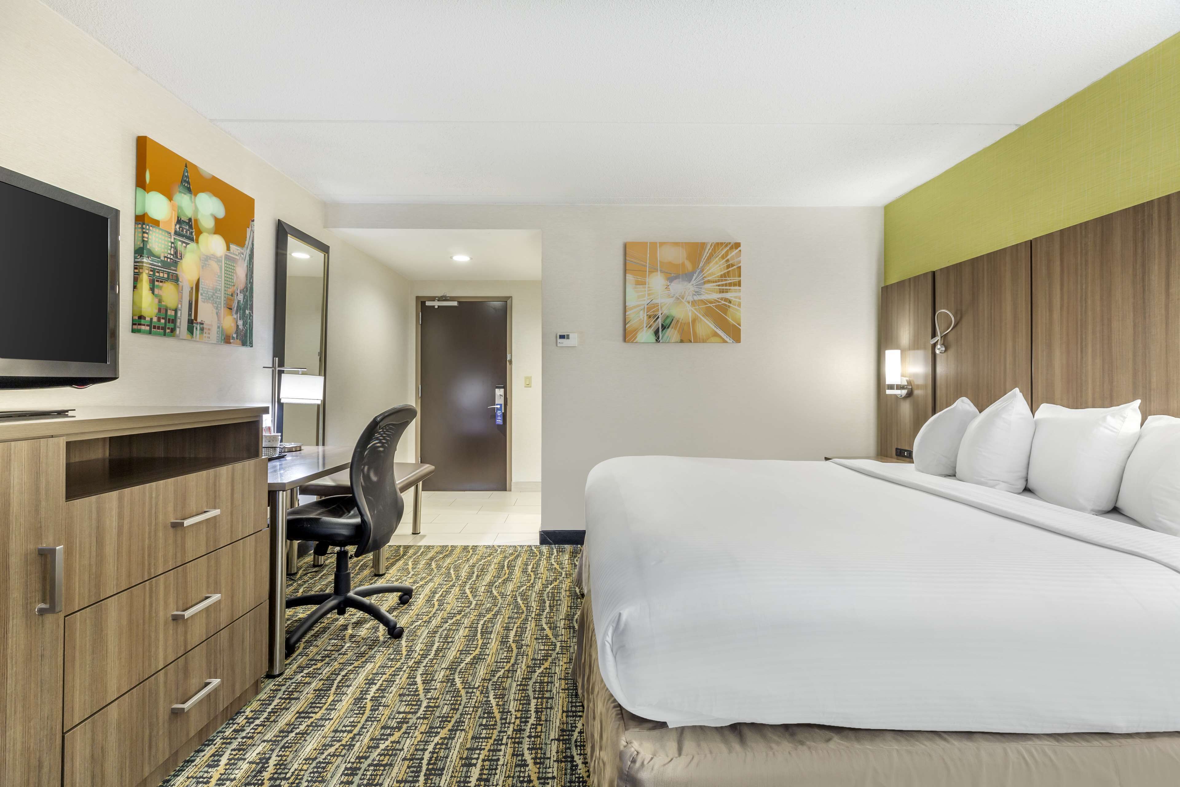 ملاءات للفراش لا تسبب الحساسية ومكتب ومساحة عمل للكمبيوتر المحمول