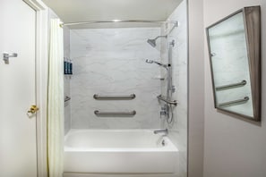 Baignoire, articles de toilette de luxe, sèche-cheveux