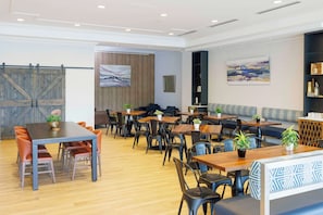 Petit déjeuner buffet (18 USD par personne)