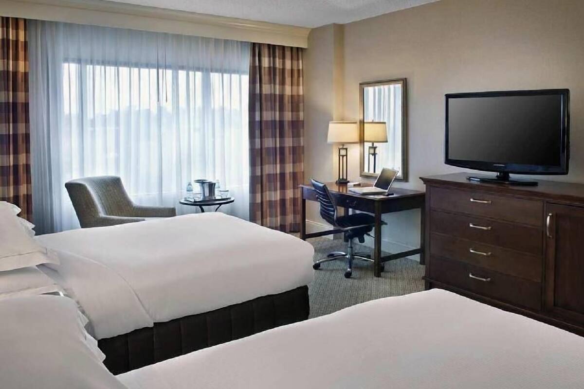Premium bedding, down comforters, in-room safe, desk