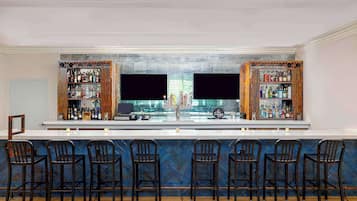 Melayani sarapan dan makan malam