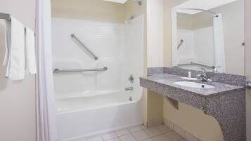 Tina con regadera, secadora de cabello, toallas