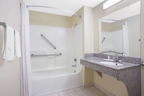 Combined shower/tub, hair dryer, towels