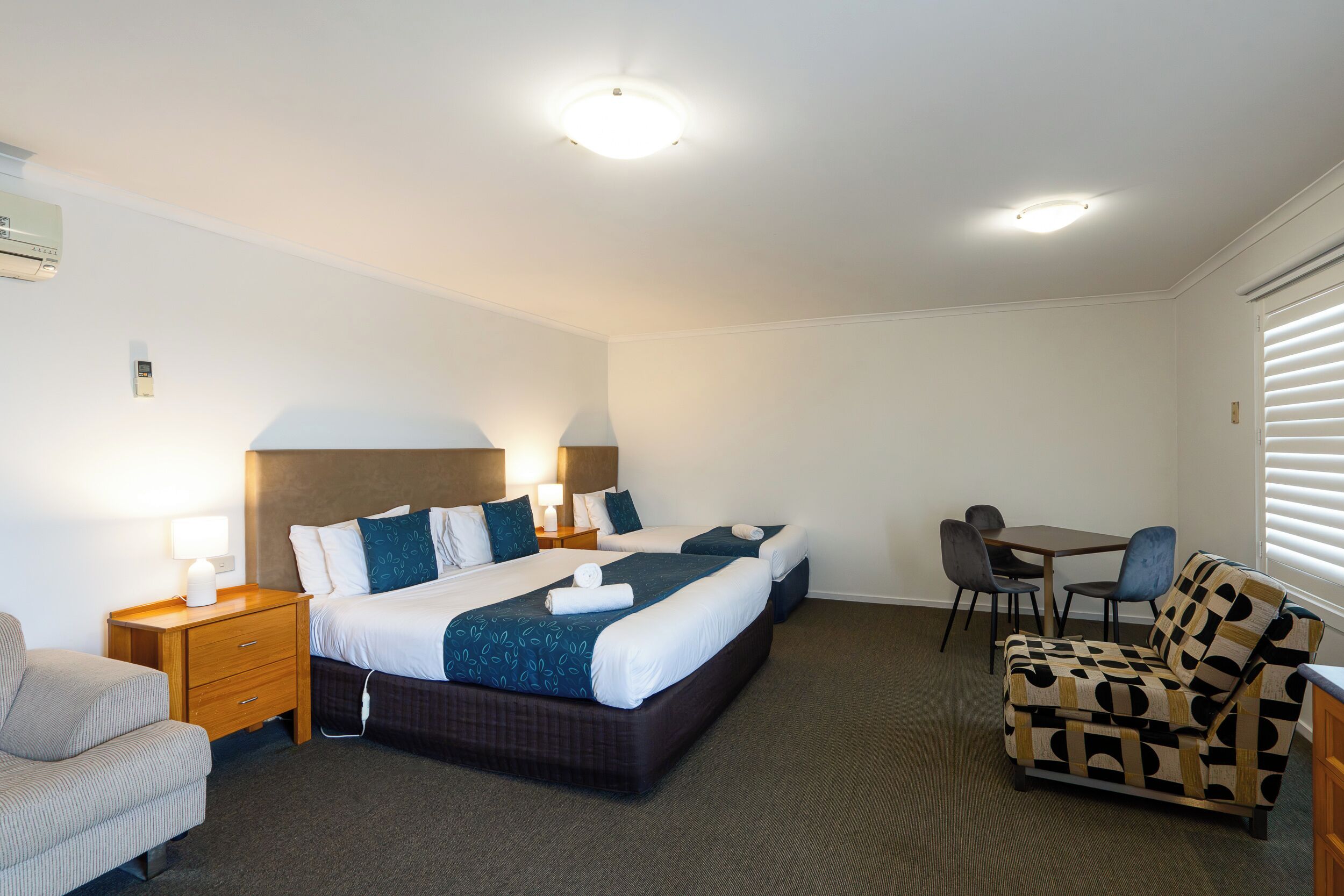 Escritorio, espacio para trabajar con laptop y cortinas blackout 