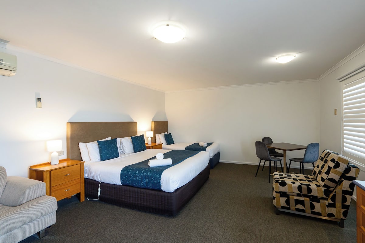 Escritorio, espacio para trabajar con laptop y cortinas blackout