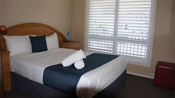 Suite, 2 queensize bedden (Twin) | Een bureau, een laptopwerkplek, verduisterende gordijnen