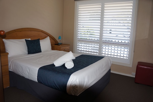 Queen Twin Suite | Desk, laptop workspace, blackout drapes, iron/ironing board