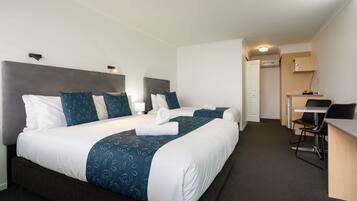 Standaard Twin kamer | Een bureau, een laptopwerkplek, verduisterende gordijnen