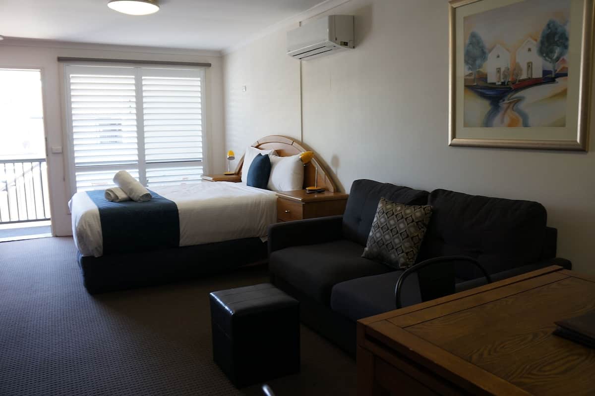 Escritorio, espacio para trabajar con laptop y cortinas blackout