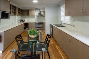 Junior Apartment | Private kitchen | Coffee/tea maker, electric kettle - Waves Motel and Apartments (Warrnambool)