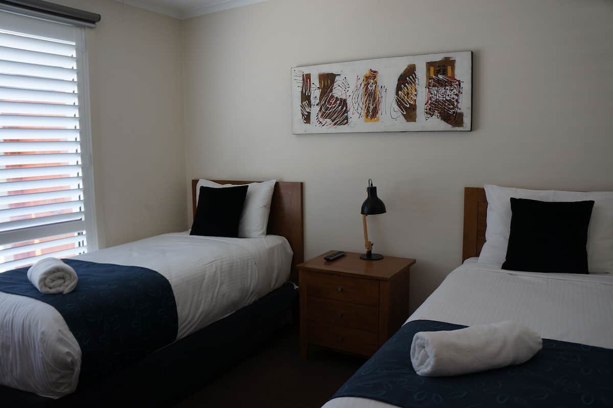 Escritorio, espacio para trabajar con laptop y cortinas blackout