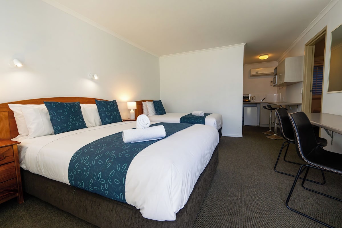 Escritorio, espacio para trabajar con laptop y cortinas blackout