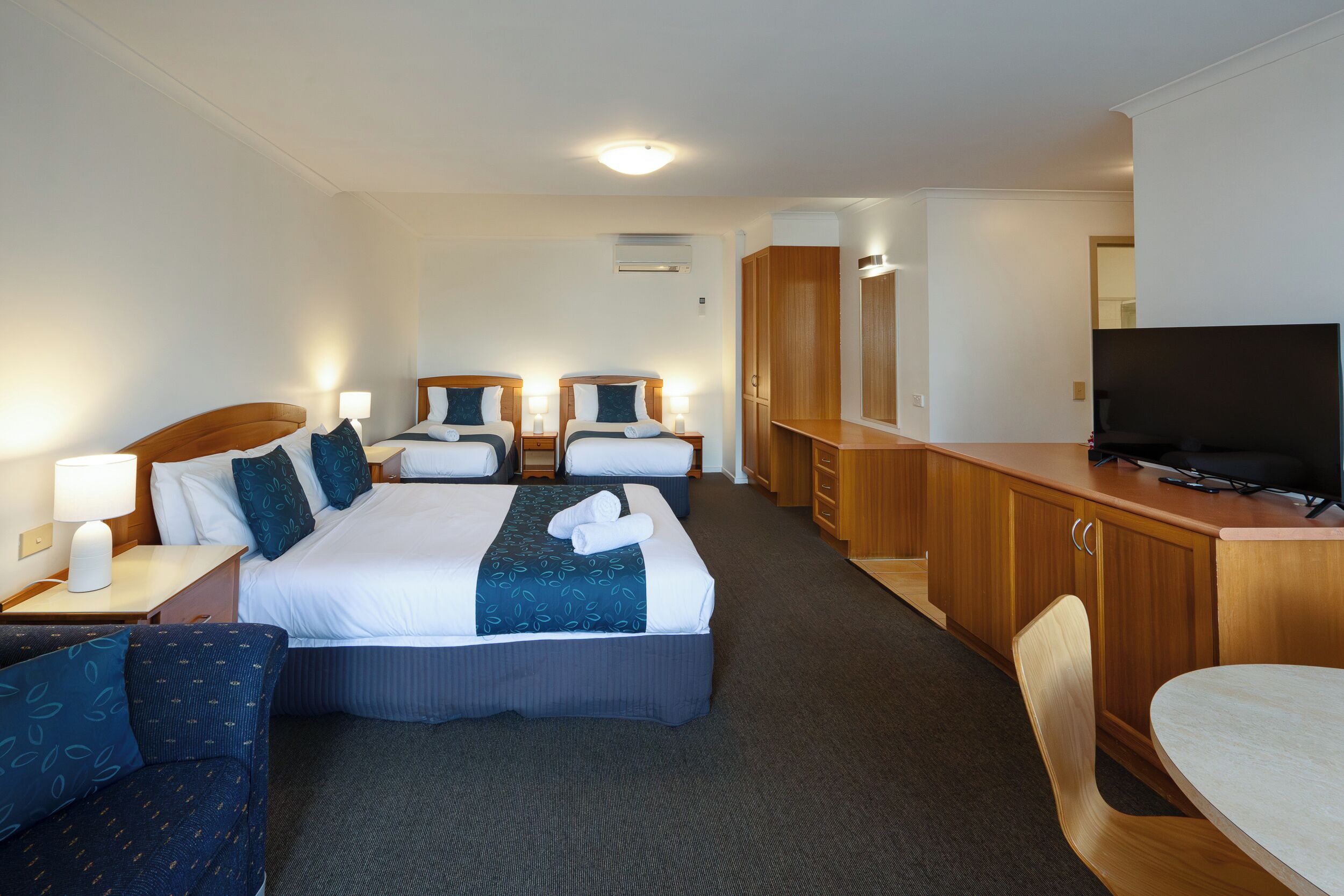 Escritorio, espacio para trabajar con laptop y cortinas blackout 