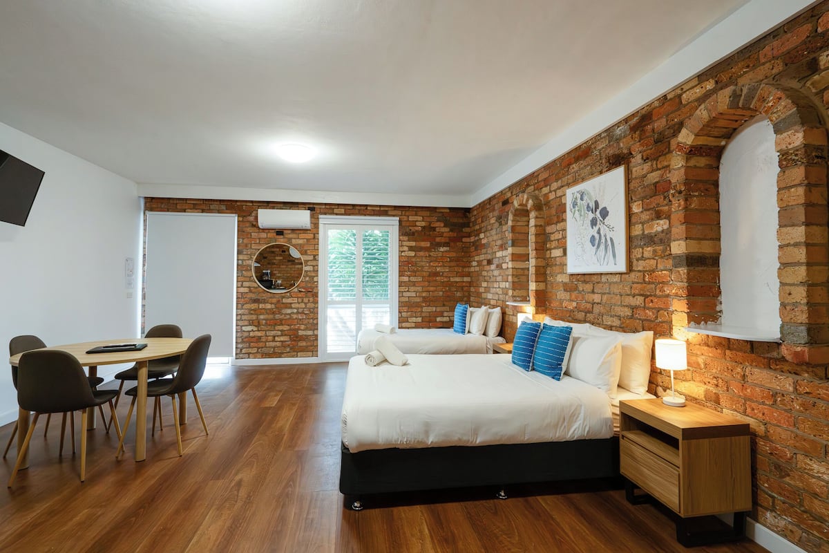 Escritorio, espacio para trabajar con laptop y cortinas blackout