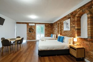 Escritorio, espacio para trabajar con laptop y cortinas blackout 