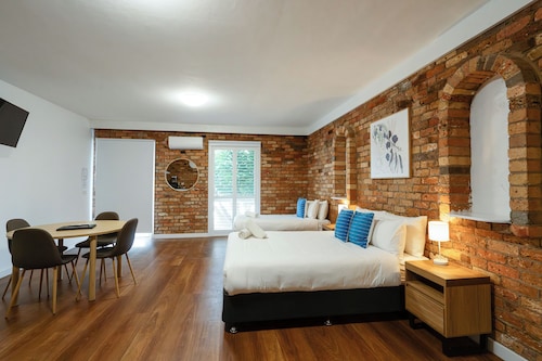 Waves Motel and Apartments